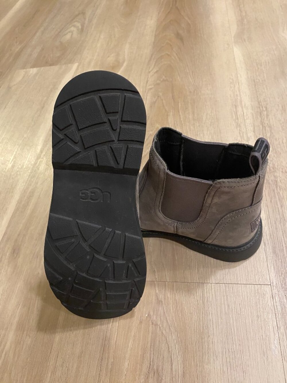 UGG Chelsea Bolden Boots Fits Women’s 5.5-6 Kids Size 4 Taupe Like New! - Picture 12 of 13